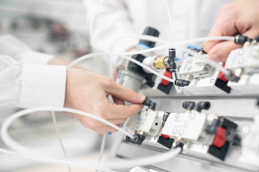 Ofrecemos cursos presenciales personalizados según tres grandes áreas: neumática industrial, electroneumática y automatización y control